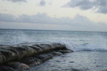 Choque de ola en el mar caribe