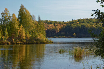 Fototapeta na wymiar Lake on an autumn sunny day