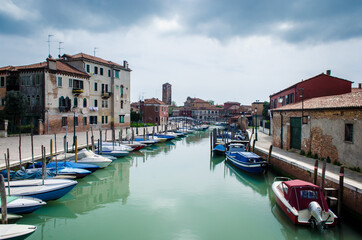 Fototapeta na wymiar Canala di Murano Venezia sotto un cielo nuvoloso