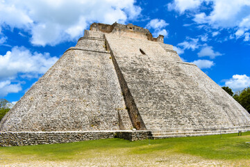 Fototapeta na wymiar The great pyramid of Uxmal with a beautiful sky and clouds