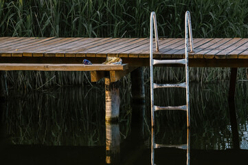 Drewniany pomost na jeziorze 

