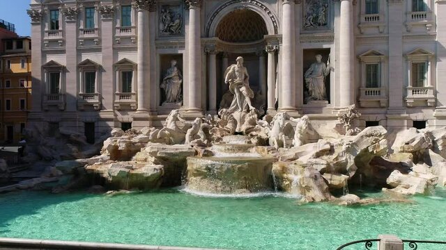 Fontana di Trevi a Roma, Italia
Vista aerea della Fontana di Trevi. Ripresa con drone verticale, laterale e frontale
