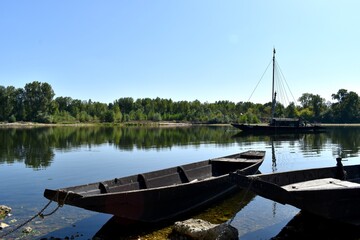 Fototapeta na wymiar wooden boats chained to beach
