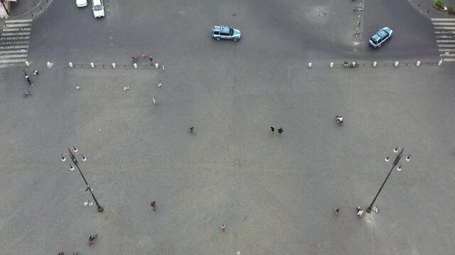 Volando da Piazza del Popolo a tutta Via del Corso
Vista aerea del centro storico di Roma.