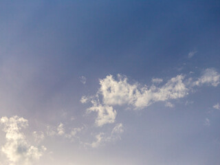 The sky,the natural state of the natural sky at any time of the year, the clouds are fluffy.