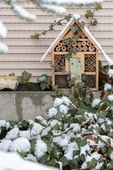 Fototapeta na wymiar Insektenhotel im Winter mit Schnee