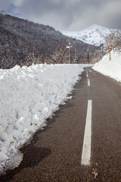 Alpi Apuane, Toscana: la strada verso il paese Arni dopo una grande nevicata