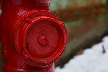 Zawór, czerwonego hydrantu w zbliżeniu. - obrazy, fototapety, plakaty