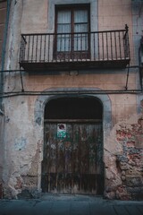 Edificio viejo en ruinas dentro del territorio de Segovia