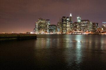 Fototapeta na wymiar Vista panoramica nocturna del skyline de Manhattan (Nueva York). Rio Hudson. Puente de Brooklyn. Estados Unidos de America