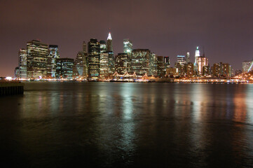 Fototapeta na wymiar Vista panoramica nocturna de los edificios y rascacielos emblemáticos de Manhattan (Nueva York). Estados Unidos de America