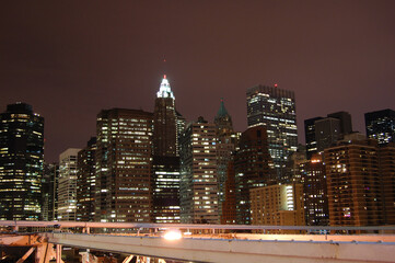 Vista panoramica nocturna de los edificios y rascacielos emblemáticos de Manhattan (Nueva York). Estados Unidos de America