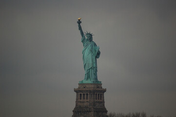 Fototapeta na wymiar Vista panoramica de la Estatua de la Libertad (Nueva York) desde el ferry de Staten Island. Estados Unidos de America