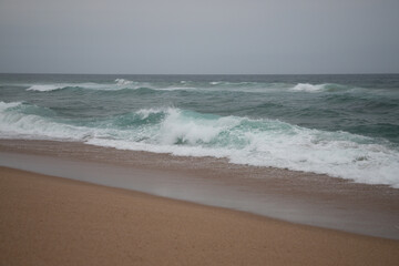 Fototapeta na wymiar Beautiful coast of the Indian Ocean in cloudy weather.