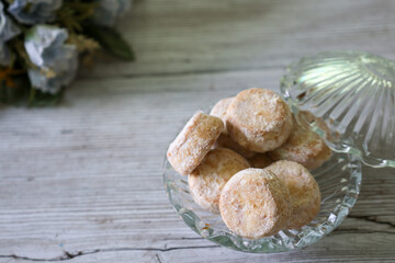 クリスタルガラスの容器に入れたボロボローネ