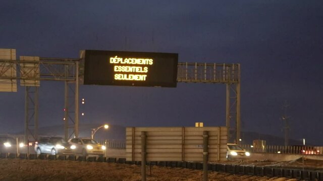 Panneau routier pour avertir du couvre-feu en vigueur &agrave; partir de 20 heures &agrave; 5 heures au Qu&eacute;bec