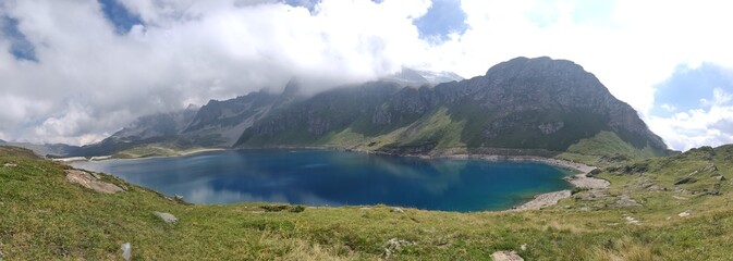 Fototapeta na wymiar lago di montagna