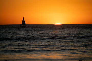 Obraz na płótnie Canvas Beautiful sky during sunset at the sea