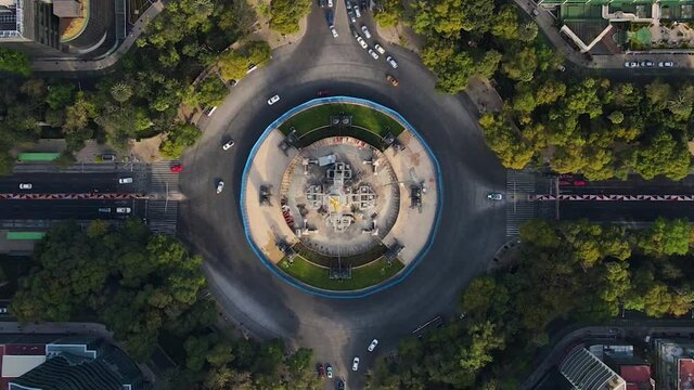 Glorieta con columna y un &aacute;ngel mientras los autos pasan con vista a&eacute;rea