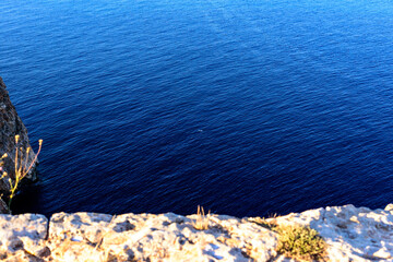 Paisaje marino con mar azul tranquilo, cielo y horizonte al fondo
