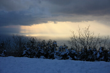 Obraz premium winter landscape from the sea of ​​Versilia to the white snowy mountains of the Apuan Alps