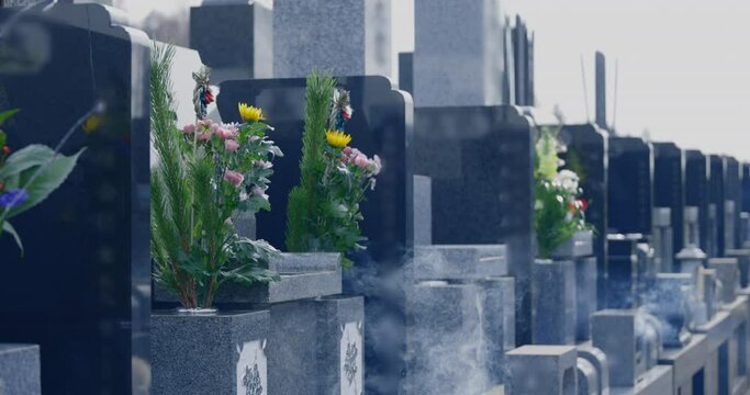 お墓に供えられたお線香と花