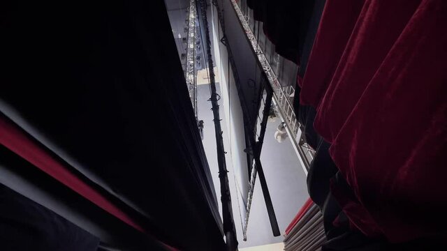 The technical system of the theatrical stage. The winch raises the movie screen. 