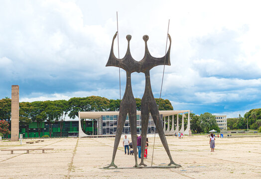 Bras&iacute;lia, Distrito Federal - Brasil. 10 de Janeiro de 2021. Escultura "Os Candangos" ou "Dois Guerreiros" localizada na pra&ccedil;a dos tr&ecirc;s poderes na cidade de Bras&iacute;lia. Monumentos, Turismo, Hist&oacute;rico.