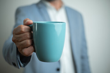 Hombre de negocios con traje casual en fondo blanco haciendo negocios