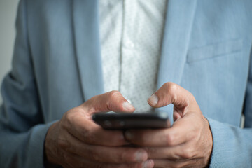 Hombre de negocios con traje casual en fondo blanco haciendo negocios