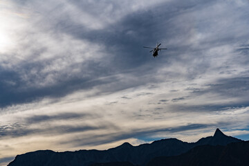 Fototapeta na wymiar 山岳救助ヘリ　ヘリコプターレスキュー
