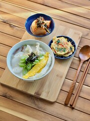 한국의 전통음식 떡 만두국 
