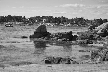 Rochers et bateaux de plaisance au loin .