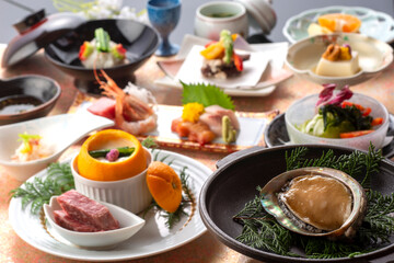Fototapeta na wymiar 会席　料理 　刺身　鮪　調理　懐石　盛り付け　和食　日本　和紙　新鮮　鮮魚　お刺身　煮付