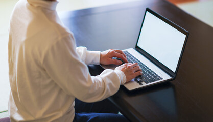 リモートワーク　和室　ワーケーション　日本人