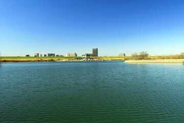 Naklejka premium 風のある冬の江戸川風景