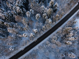 Luftaufnahme einer Straße im Winter mit Schnee