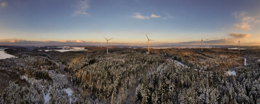 Panorama von Windr&auml;dern im Winter mit der Drohne bei Schw&auml;bisch Hall fotografiert
