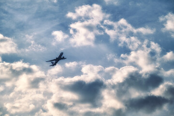 Fototapeta na wymiar 雲間を抜けて上昇する旅客機
