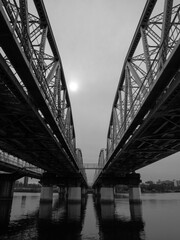 曇り空と鉄橋　モノクローム写真