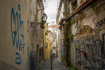 Petite rue au Portugal avec graffitis