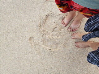 Fototapeta na wymiar feet on the beach