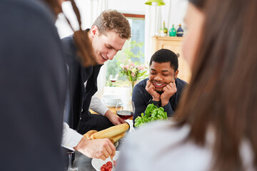 Glückliche Freunde in Küche bereiten Essen vor gemeinsame Mahlzeit