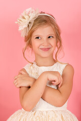 Obraz na płótnie Canvas portrait smiling little girl closeup