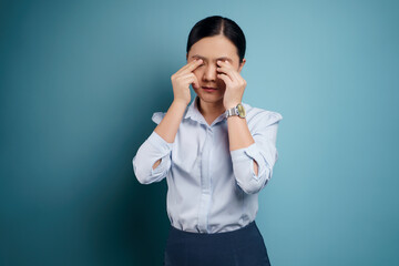 Asian woman was sick with eyes pain.