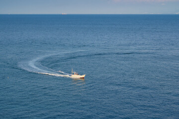 Naklejka premium boat in the sea