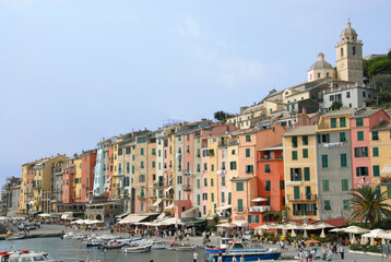 Fototapeta na wymiar the colorful Ligurian houses in this fishing village in the Mediterranean near the Cinque Terre.
