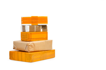 Paquetes de diferentes tamaños apilados sobre un fondo blanco liso y aislado preparados para un envío. Vista de frente. Copy space