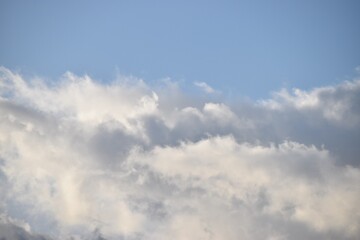 朝日のあたる雲
