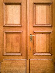 Fototapeta na wymiar Front Exterior door made of solid wood. Haustür aus Massivholz.